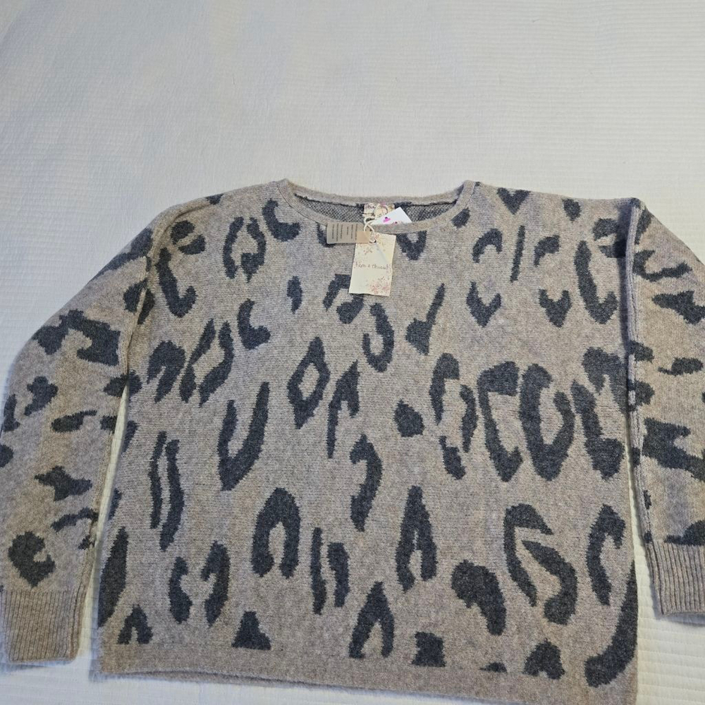 Women's Hem & Thread Crew Neck Sweater M Beige Gray Leopard Print NWT